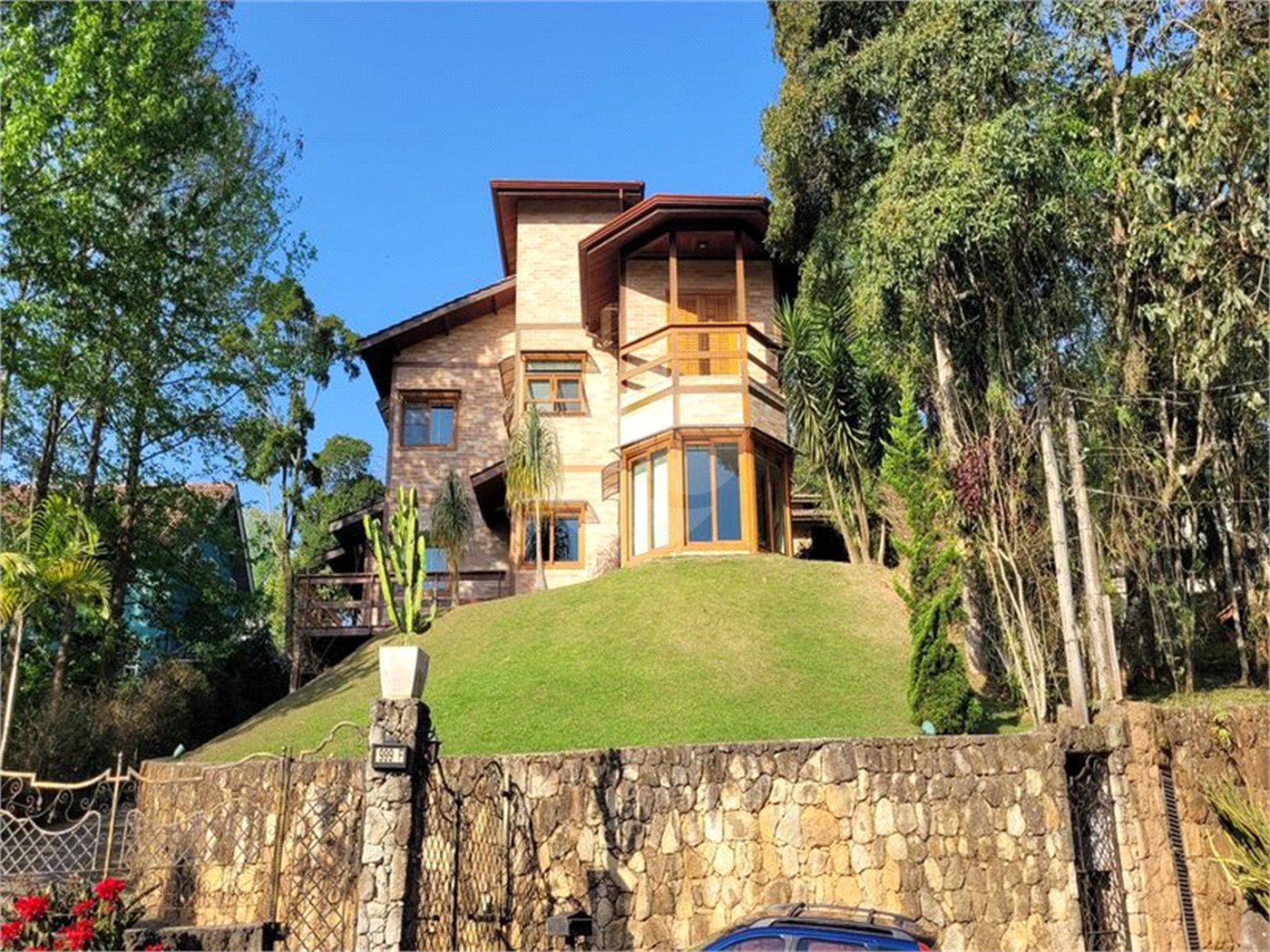 Casa à venda com 4 quartos, sendo 2 suítes, no condomínio Alpes da Cantareira, Mairiporã - SP