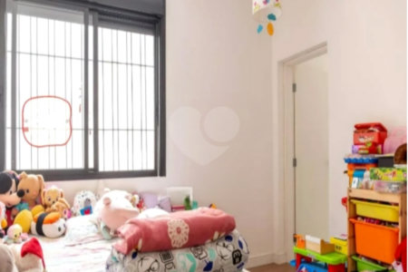 Casa à venda com 4 quartos, sendo 2 suítes, em Vila Gumercindo, São Paulo, SP