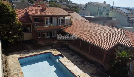 Casa à venda com 4 suítes em Vila Petrópolis, Atibaia, SP