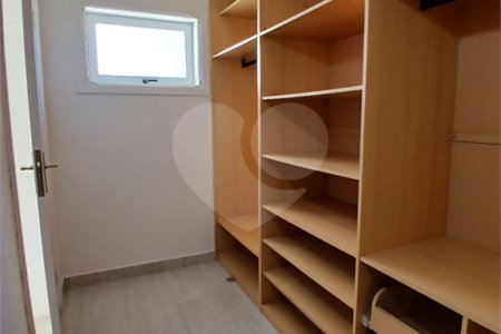 Casa à venda com 4 quartos, sendo 2 suítes, no condomínio Flamboyant, Atibaia - SP