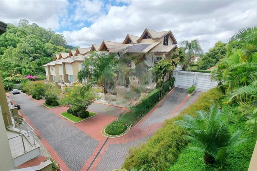 Casa à venda com 3 quartos, sendo 2 suítes, no condomínio Floradas da Serra, São Paulo - SP