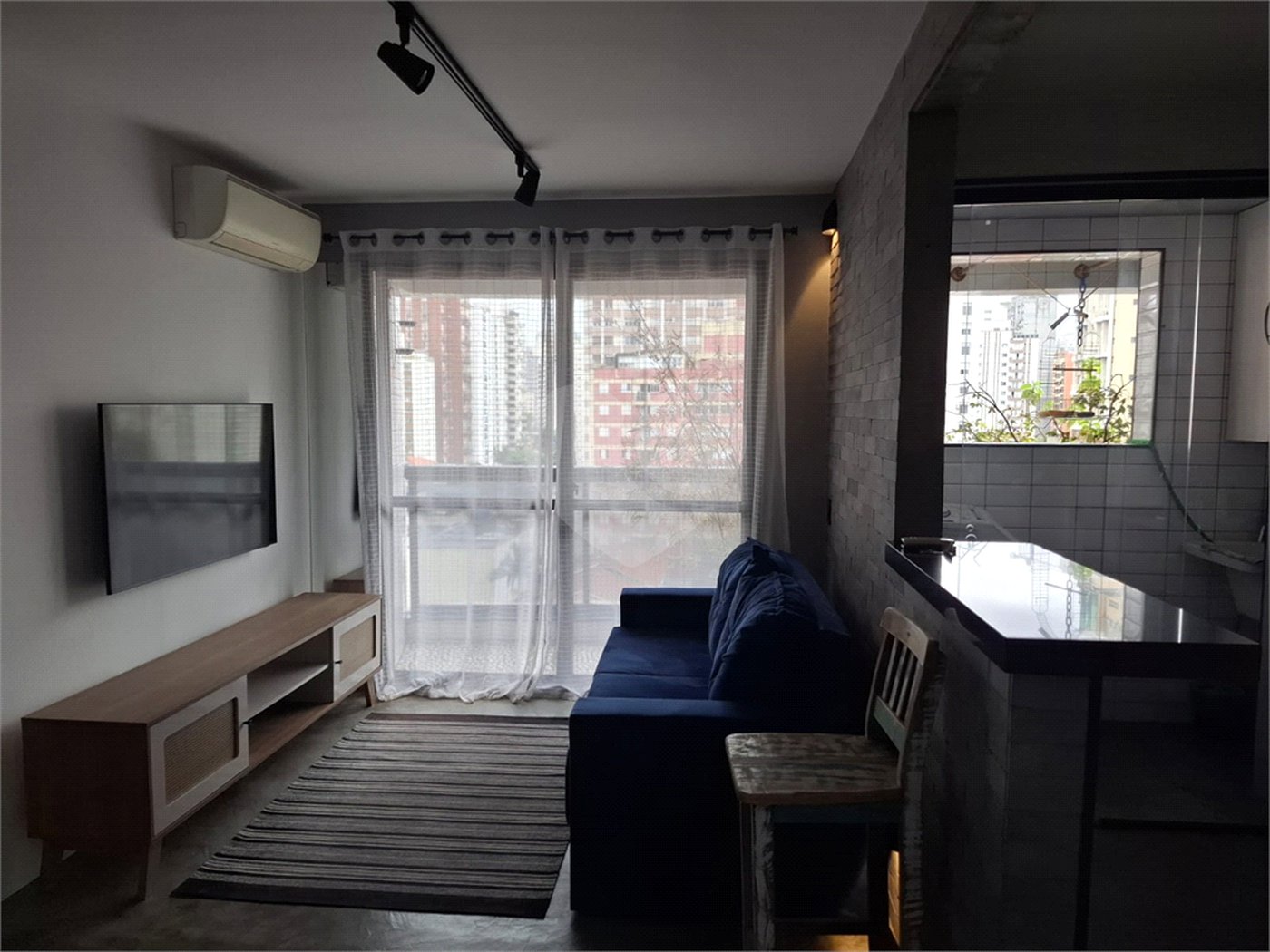 Apartamento moderno e mobiliado, 1 dormitório 1 banheiro, sala de star com varanda, cozinha americana, na Vila Olímpia.
