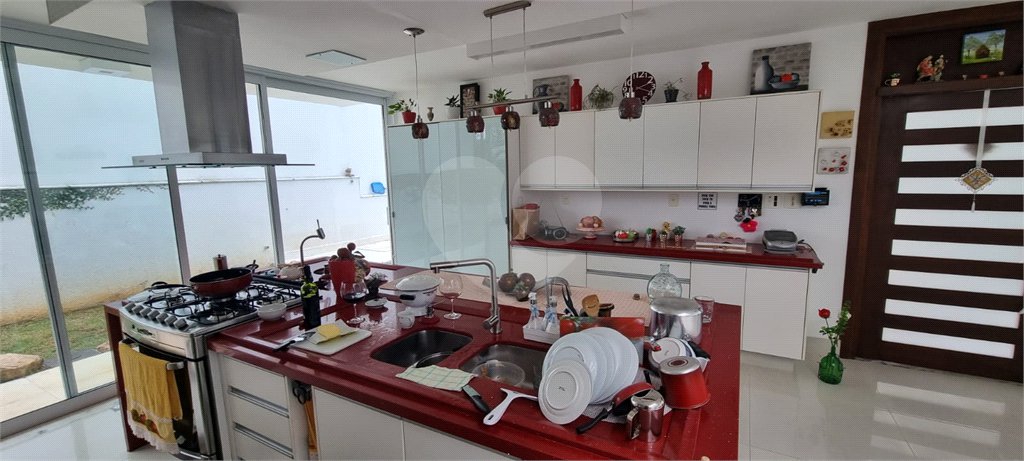 Casa à venda com 5 quartos, sendo 2 suítes, no condomínio Swiss Park, São Bernardo do Campo - SP