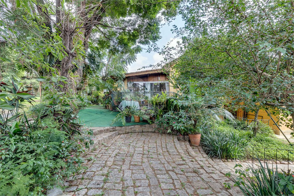 Casa Térrea à venda ou para alugar com 5 quartos, sendo 2 suítes,  em Jardim Prudência, São Paulo, SP