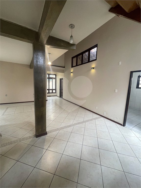 Casa à venda com 5 quartos, sendo 3 suítes, no condomínio Recanto das Palmeiras, Rio de Janeiro - RJ
