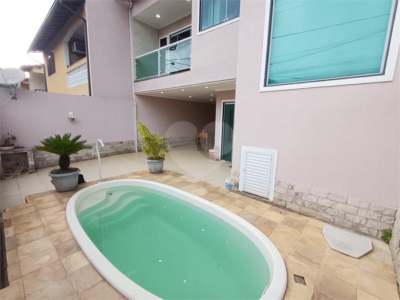 Casa à venda com 3 quartos, sendo 2 suítes, no condomínio Village da Posse, Rio de Janeiro - RJ