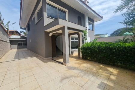 Sobrado à venda com 4 quartos, sendo 1 suíte,  em Interlagos, São Paulo, SP