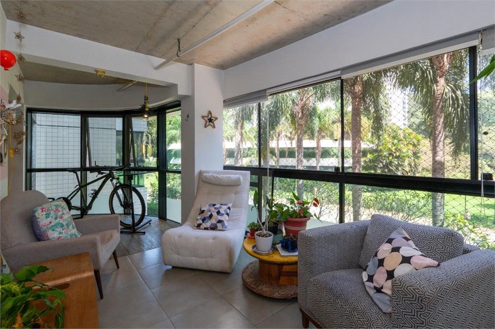 Apartamento à venda com 3 quartos, sendo 1 suíte, em Jardim Morumbi, São Paulo, SP