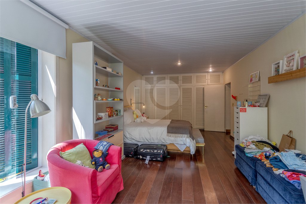 Casa à venda com 6 quartos, sendo 2 suítes, no condomínio Chácara Flora, São Paulo - SP