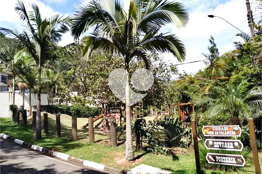Casa à venda com 4 quartos, sendo 3 suítes, no condomínio Cantareira, Mairiporã - SP