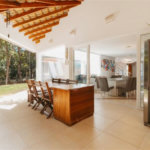 Casa à venda com 5 quartos, sendo 4 suítes, no condomínio Figueira Garden, Atibaia - SP