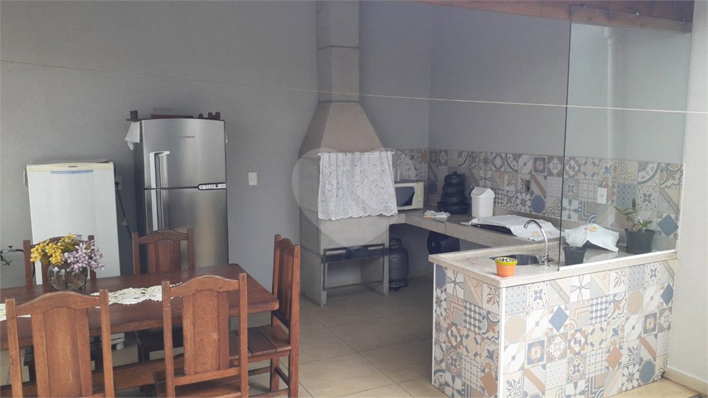 Sobrado à venda com 3 quartos, sendo 1 suíte,  no Centro, Elias Fausto, SP