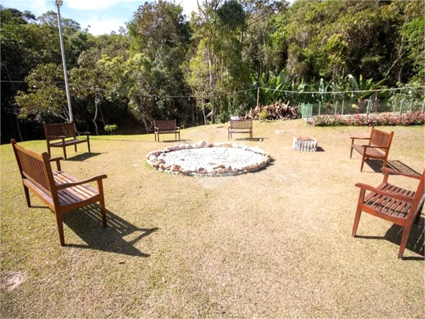 Casa à venda com 3 quartos, sendo 2 suítes, no condomínio Altos de São Roque, São Roque - SP