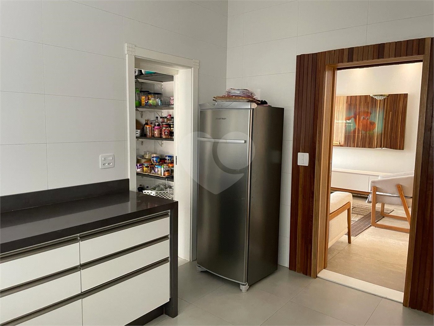 Casa à venda com 4 suítes no condomínio Basel, Campinas - SP