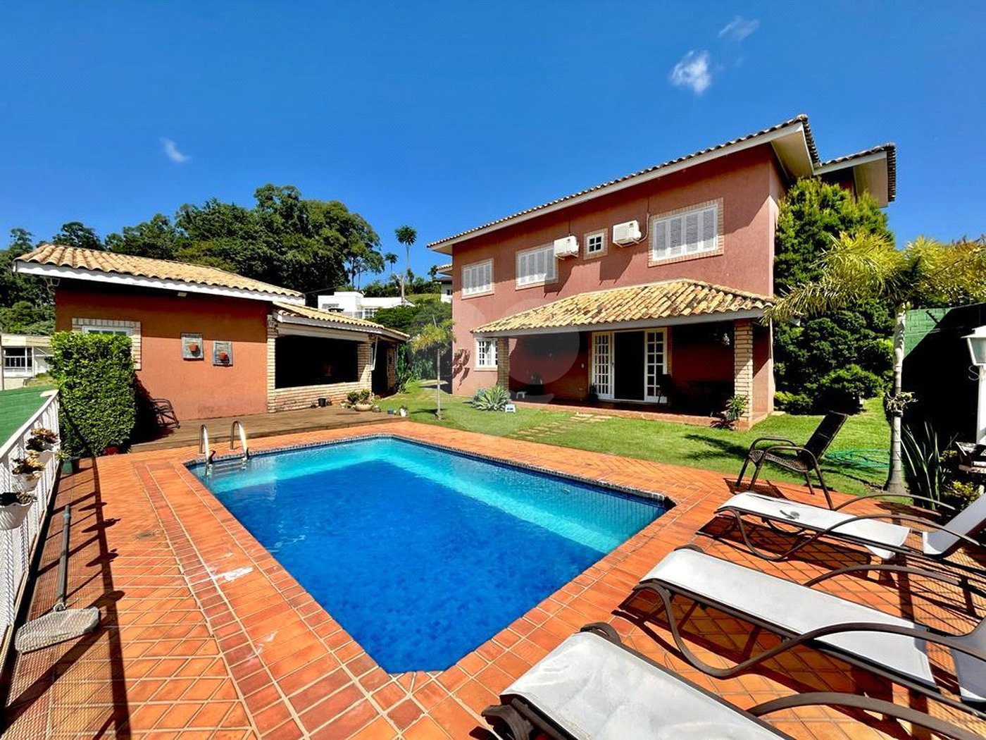 Casa à venda com 5 quartos, sendo 3 suítes, no condomínio Santa Teresa 1, Vinhedo - SP