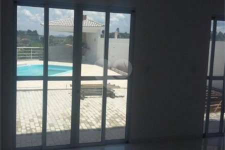 Casa à venda com 4 quartos, sendo 2 suítes,  no condomínio Jardim Imperador, Igaratá - SP