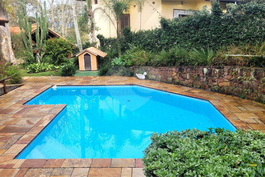 Casa à venda ou para alugar com 3 quartos, sendo 1 suíte, no condomínio Associação Reserva das Hortênsias, Mairiporã - SP