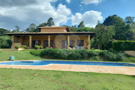 Casa à venda com 4 suítes no condomínio Vale da Santa Fé, Vinhedo - SP