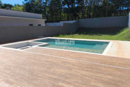 Casa à venda com 5 quartos, sendo 3 suítes, no condomínio Figueira Garden, Atibaia - SP