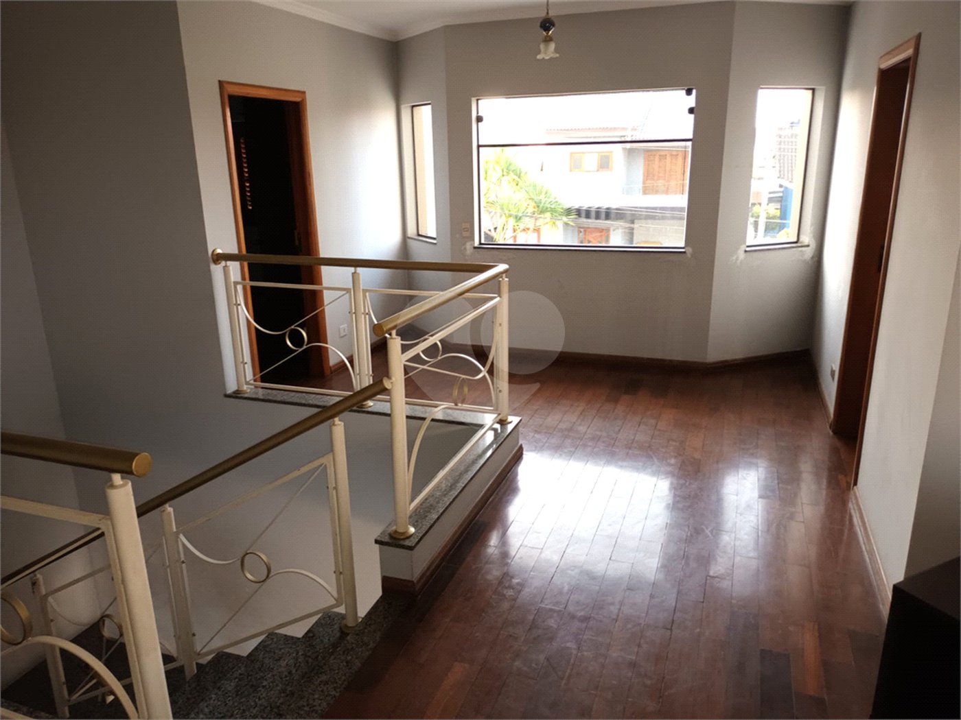 Casa à venda com 4 quartos, sendo 3 suítes, no condomínio Arujá 5, Arujá - SP