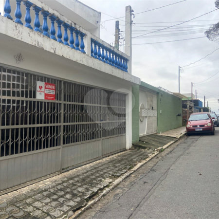 Sobrado à venda com 4 quartos, sendo 2 suítes, em Vila Ruth, Poá, SP