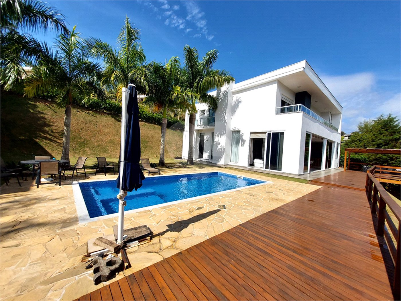Casa à venda ou para alugar com 4 suítes no condomínio Jardim Primavera, Louveira - SP