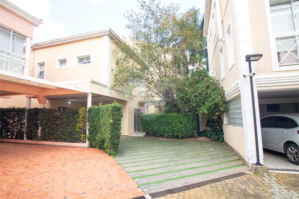 Casa à venda com 4 quartos, sendo 3 suítes, no condomínio Residencial Sans Souci, São Paulo - SP