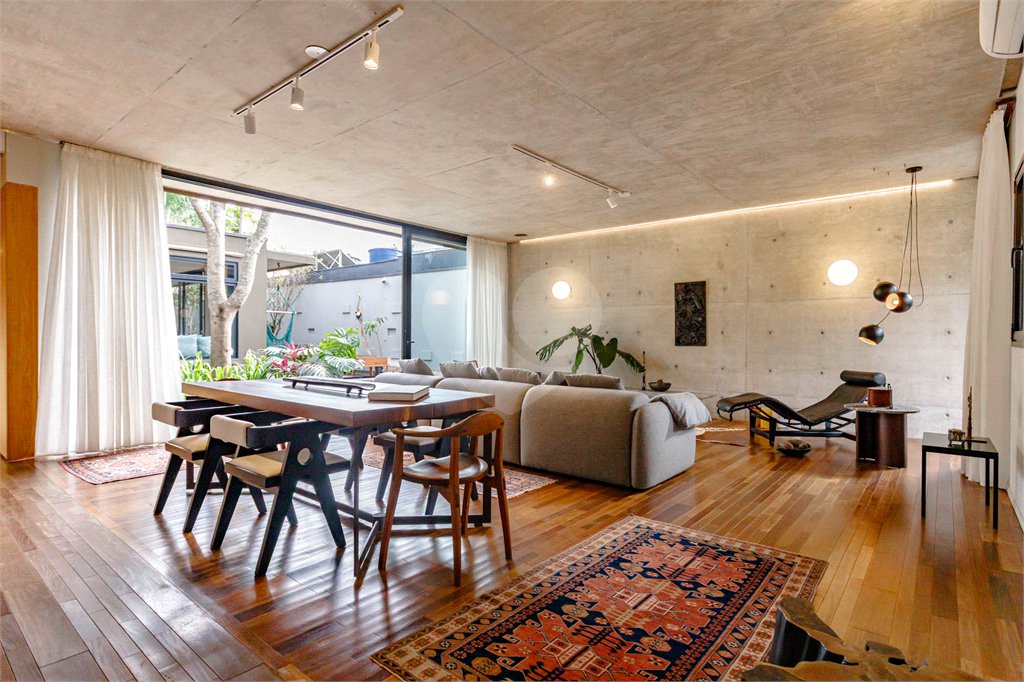 Casa à venda com 6 quartos, sendo 2 suítes,  em Santo Amaro, São Paulo, SP