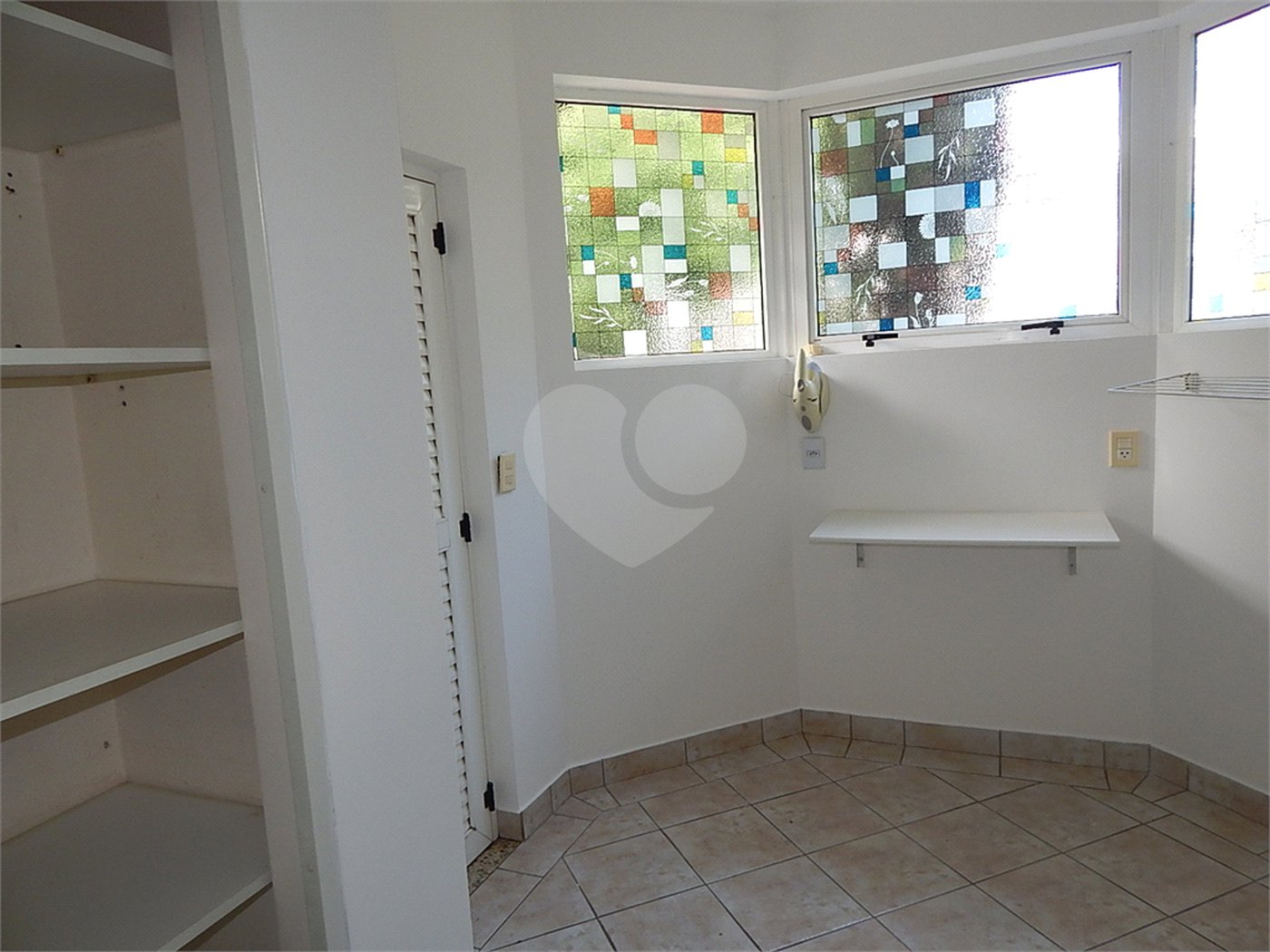 Casa à venda com 3 quartos, sendo 1 suíte, no condomínio Alpes de Vinhedo, Vinhedo - SP