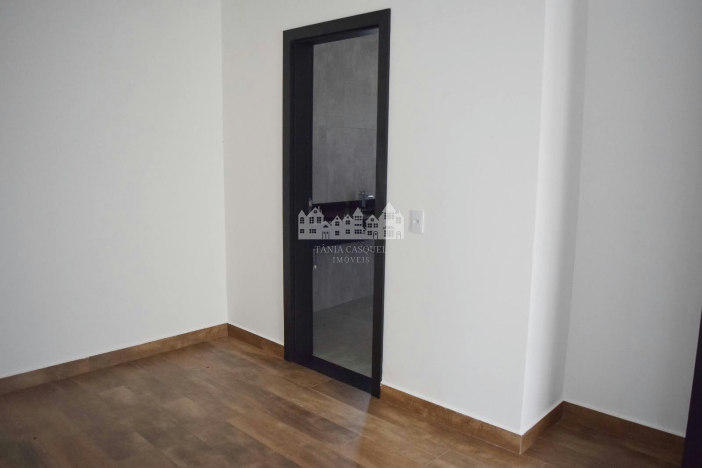 Casa à venda com 4 suítes no condomínio Figueira Garden, Atibaia - SP