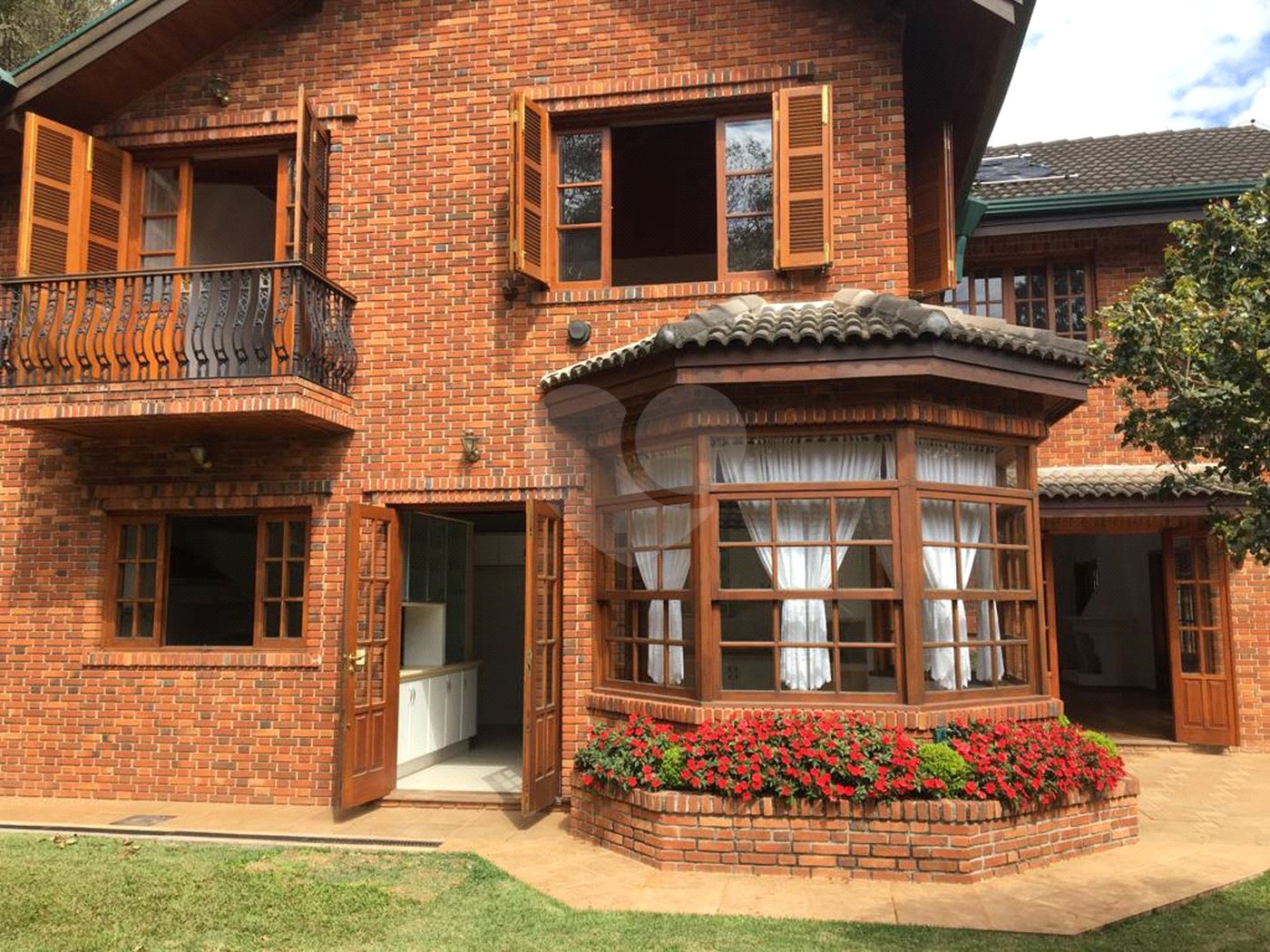 Casa à venda com 5 quartos, sendo 4 suítes,  no condomínio Cantareira, Mairiporã - SP