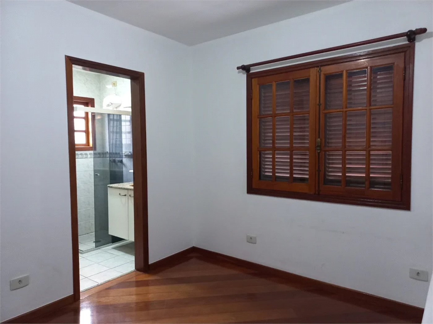 Sobrado à venda com 4 quartos, sendo 3 suítes,  em Cidade São Francisco, São Paulo, SP