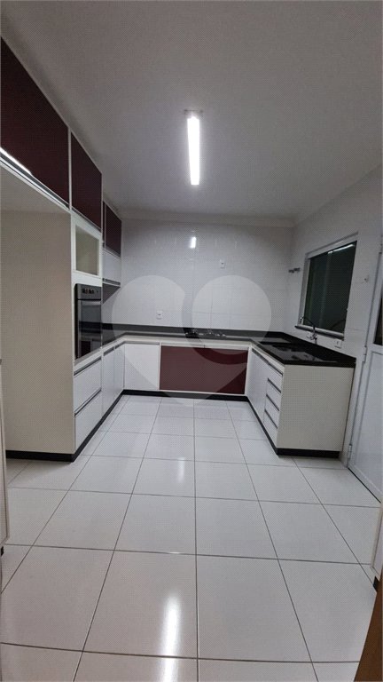 Casa à venda com 3 quartos, sendo 1 suíte, no condomínio Alvorada Parque Vitória, São Paulo - SP