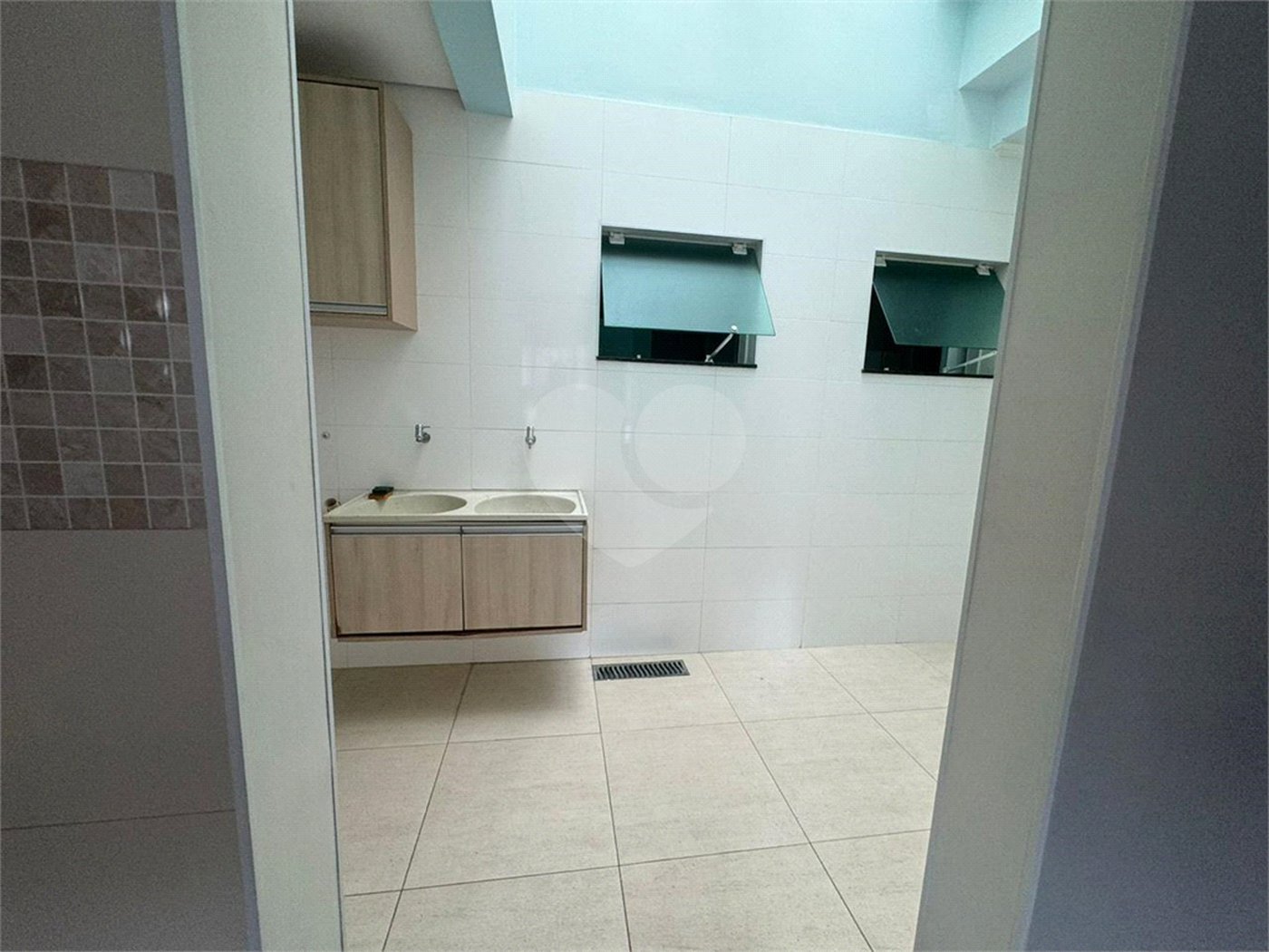 Sobrado à venda com 5 quartos, sendo 3 suítes, em Vila Nivi, São Paulo, SP