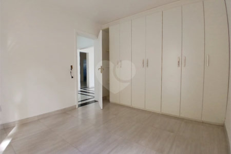 Casa à venda com 4 quartos, sendo 2 suítes, no condomínio Flamboyant, Atibaia - SP