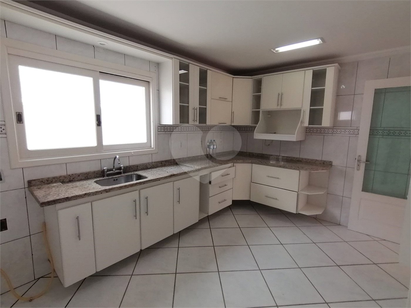 Casa para alugar com 3 quartos, sendo 1 suíte, no condomínio Recanto dos Paturis, Vinhedo - SP