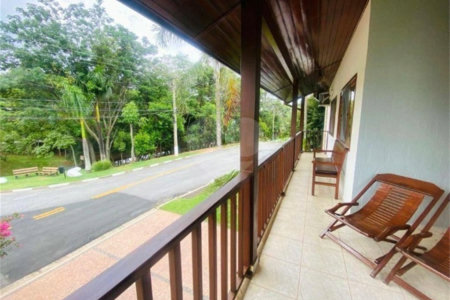 Casa à venda com 3 quartos, sendo 1 suíte, no condomínio Recanto dos Paturis, Vinhedo - SP