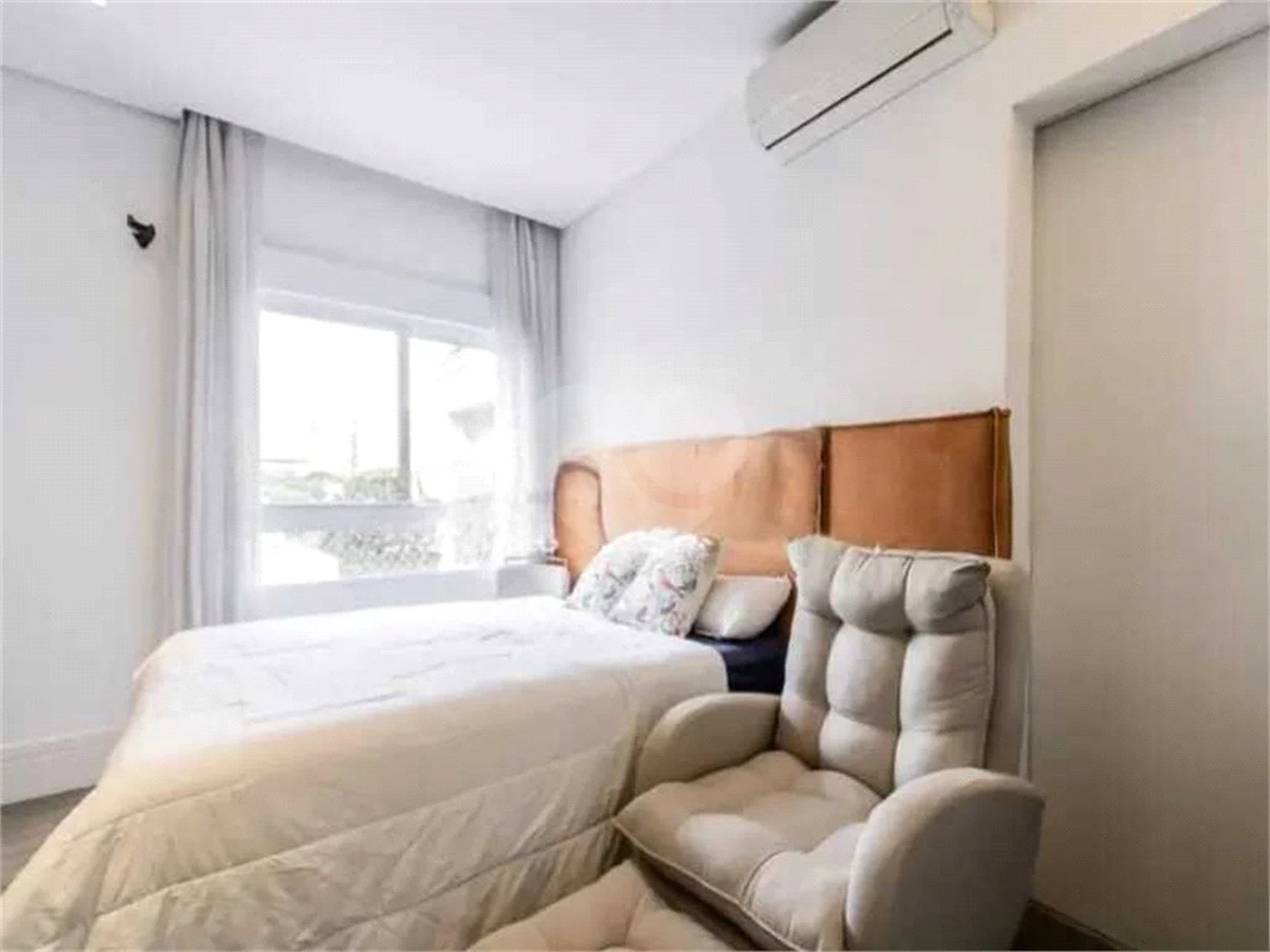 Apartamento de 306m² na melhor região de Moema, 3 suítes, 5 vagas, varanda gourmet, depósito, fora de rota