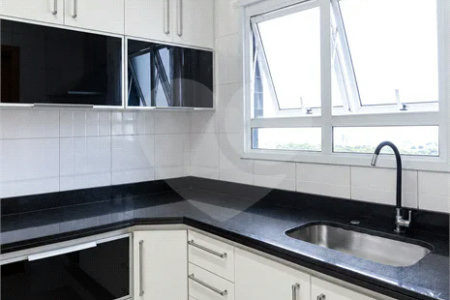 Apartamento de 84m² na Vila Lusitânia, em São Bernardo do Campo, com 3 dormitórios, suíte com varanda, 2 vagas cobertas, depósito privativo e lazer completo.