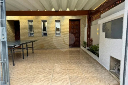 Excelente oportunidade para investidores: três casas locadas, renda mensal imediata e localização estratégica na Saúde!!