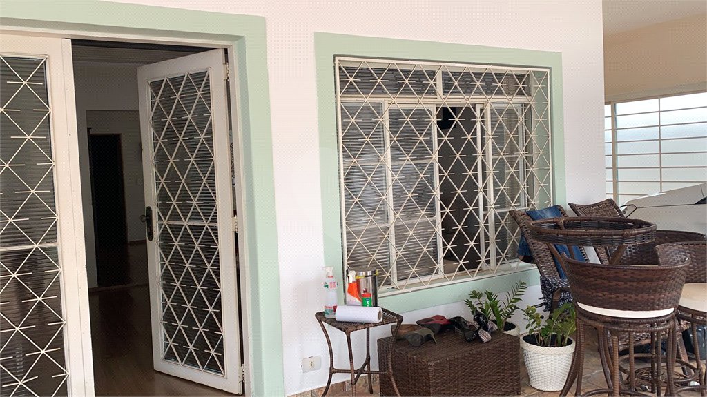 Casa térrea com 3 suítes.