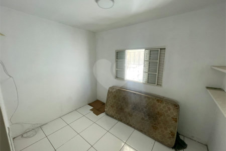 Casa térrea e salão comercial a venda no Jardim Bandeirantes.