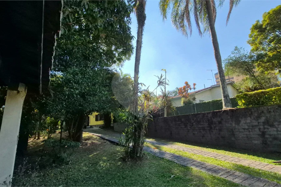 Casa com Piscina, Sauna e Edícula em Rua Arborizada no Tremembé