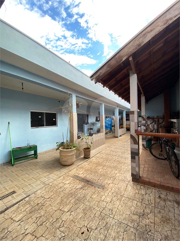 Casa Térrea com 2 dormitórios, sendo 1 suíte.