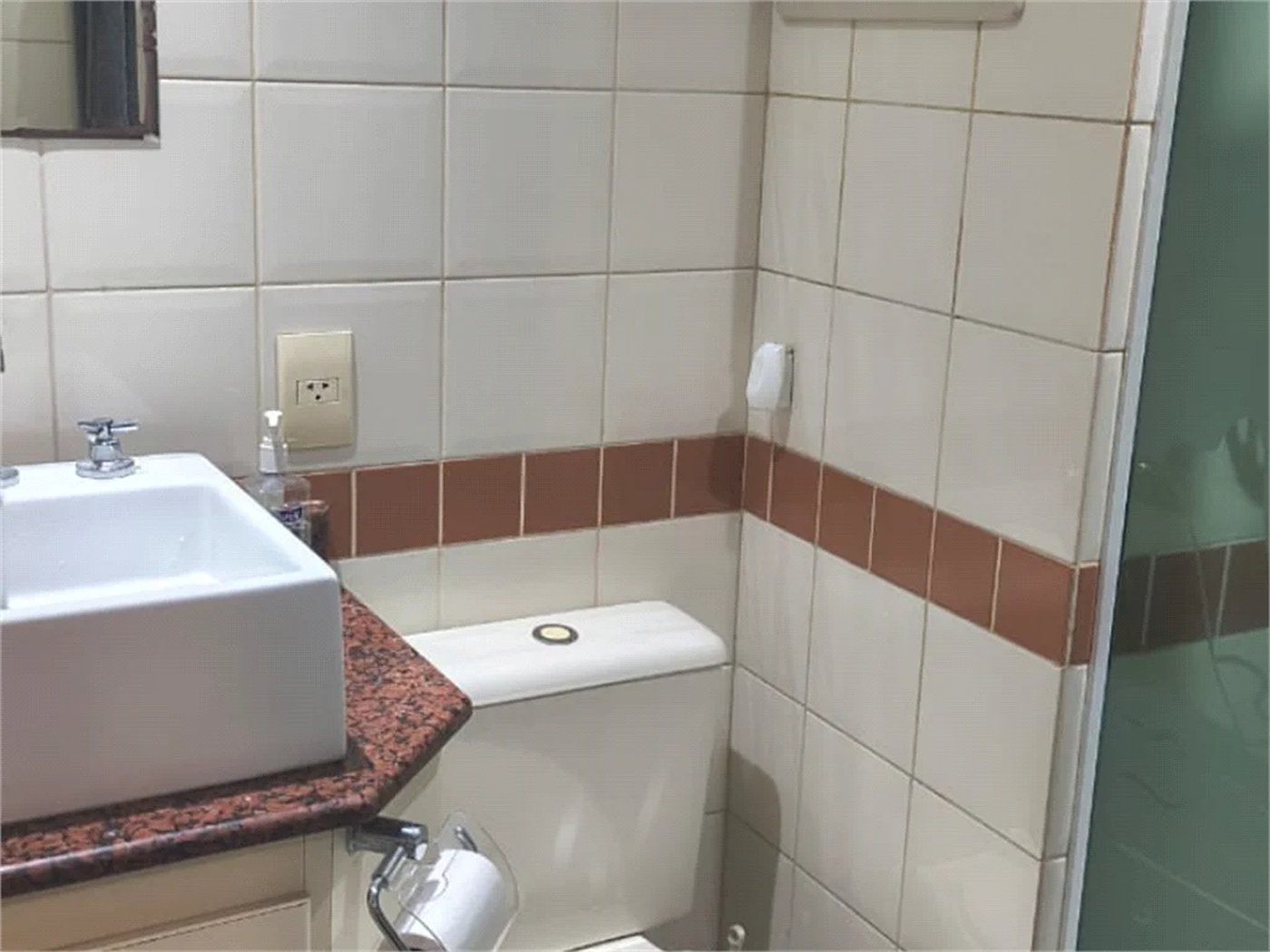 Oportunidade Imperdível: Conforto e Vista Privilegiada! ?Localizado estrategicamente em frente ao Tietê Plaza Shopping, este apartamento é o equilíbrio perfeito entre sofisticação e praticidade. 75m2 Área Útil com 3 Dorms , sendo 1 suite , com VAGA LIVRE DEMARCADA .