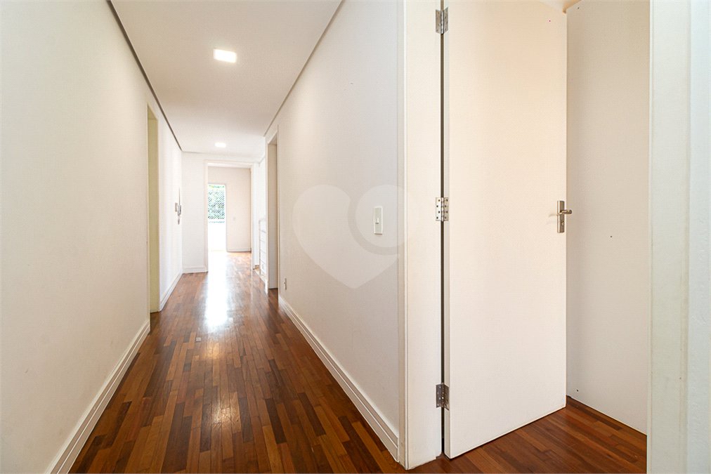 Casa à venda com 4 quartos, sendo 2 suítes, no condomínio Vila das Andorinhas, São Paulo - SP