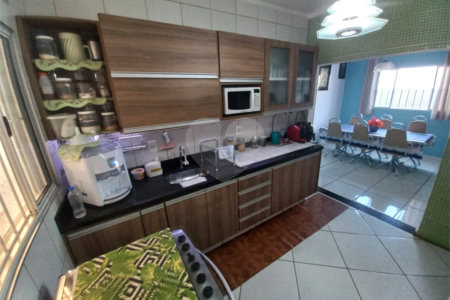 Casa Térrea com 3 dormitórios, sendo 1 suíte.
