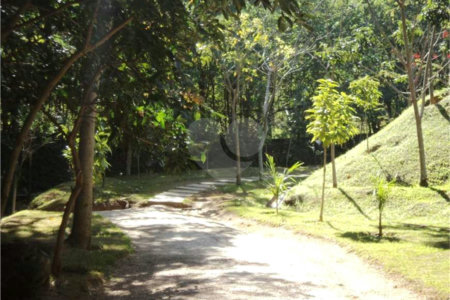 Casa à venda com 3 suítes no condomínio Loteamento Recanto dos Paturis, Vinhedo - SP