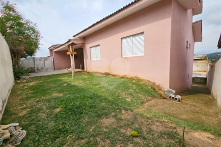Casa à venda com 4 quartos, sendo 1 suíte,  no condomínio Jardim Shangri-lá, Atibaia - SP