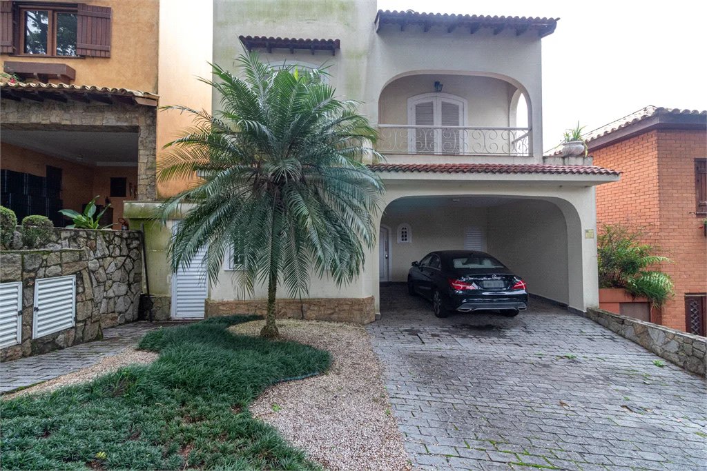 Casa à venda com 4 quartos, sendo 2 suítes, no condomínio Vila das Flores, São Paulo - SP